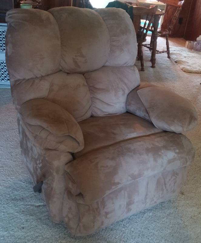 lot 138 image: Lazy Boy Recliner in very good condition