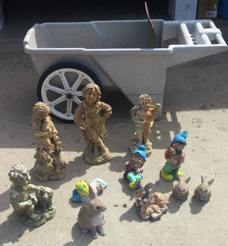 lot 153 image: Lawn Ornaments and Garden Cart
