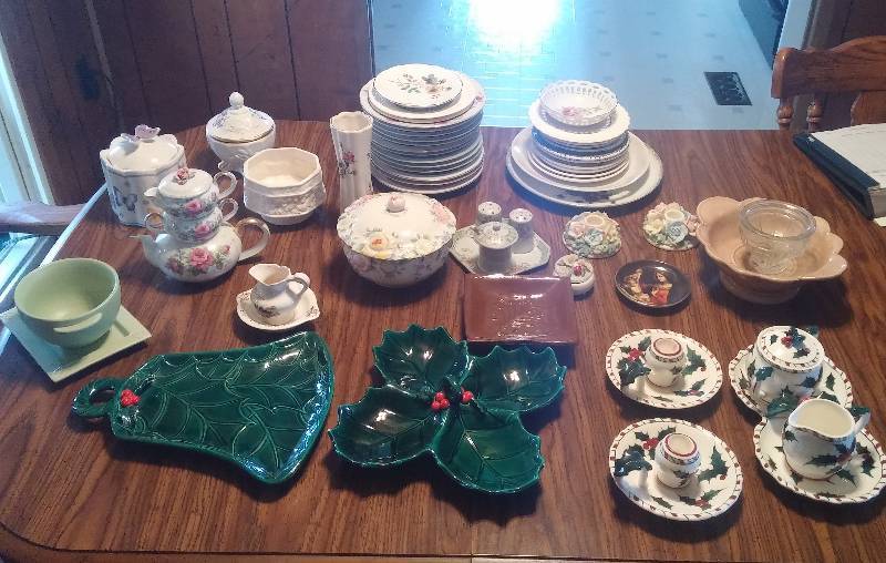 lot 163 image: Large Assortment of Curios