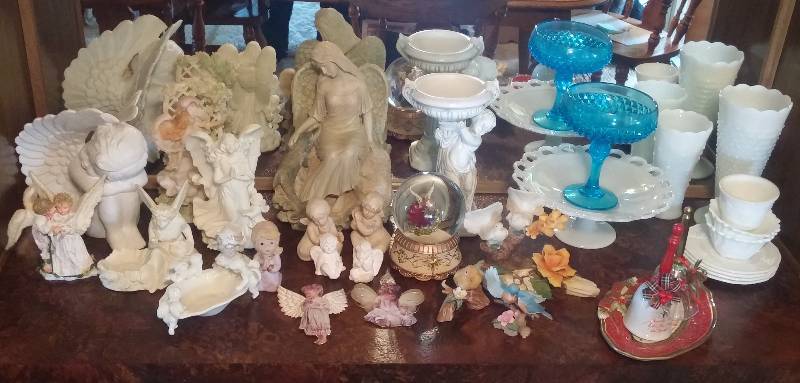 lot 166 image: Shelf Lot of all Curios as photod