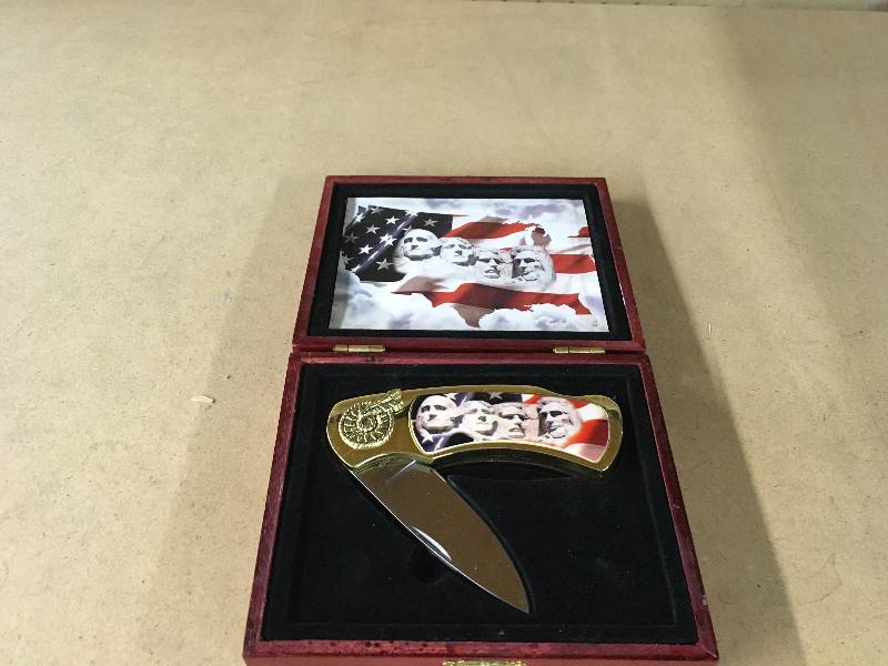 lot 336 image: Mt. Rushmore Knife