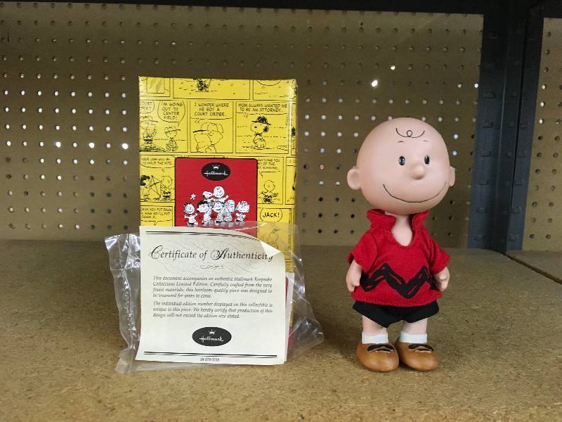 lot 339 image: Charlie Brown Figurine