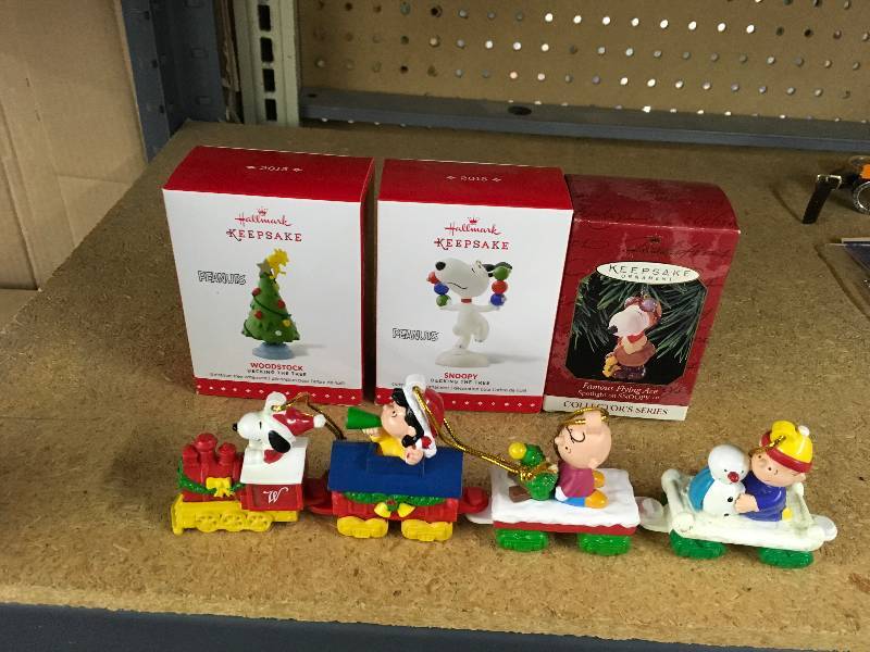 lot 356 image: Hallmark Peanuts Ornaments