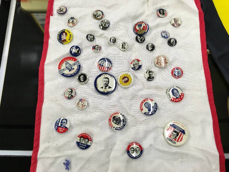 lot 382 image: Misc Presidential Buttons