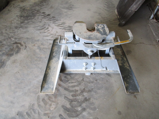 lot 7 image: B&W 5th Wheel Kingpin Hitch