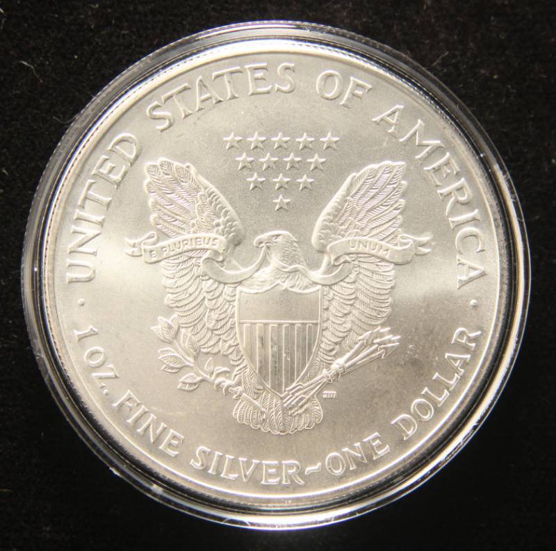lot 12 image: 2001 AMERICAN SILVER EAGLE 1 TROY OZ. .999 FINE SILVER IN AIRTITE