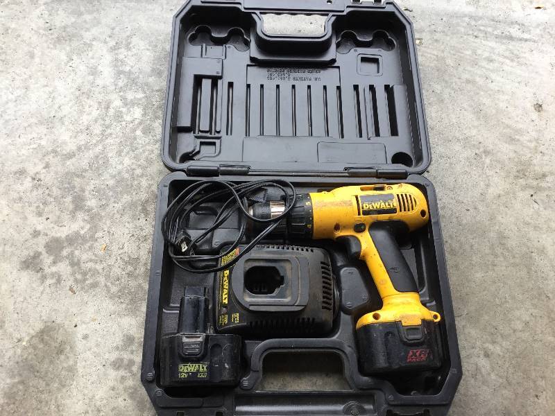 DeWalt drill dw972 2 batteries and charger.