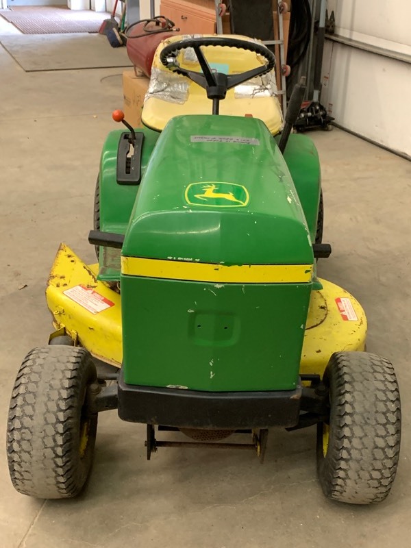 lot 3 image: John Deere 111 Lawn Tractor