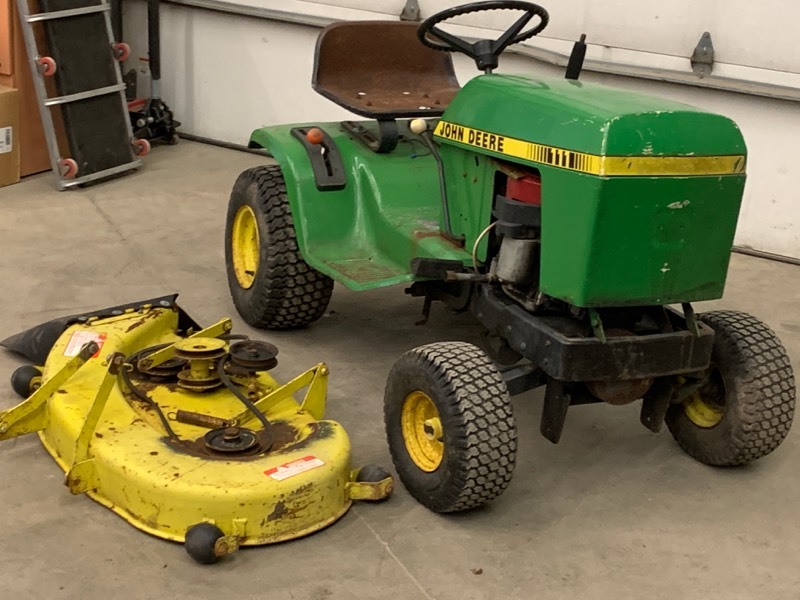 lot 4 image: John Deere 111 Lawn Tractor