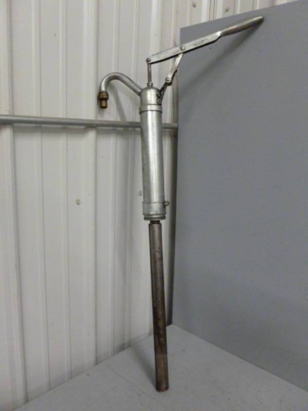 lot 7 image: Barrel Oil Pump