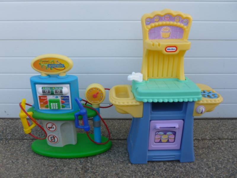 lot 11 image: Little Tikes