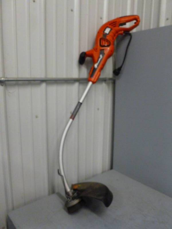 lot 26 image: Weed Eater