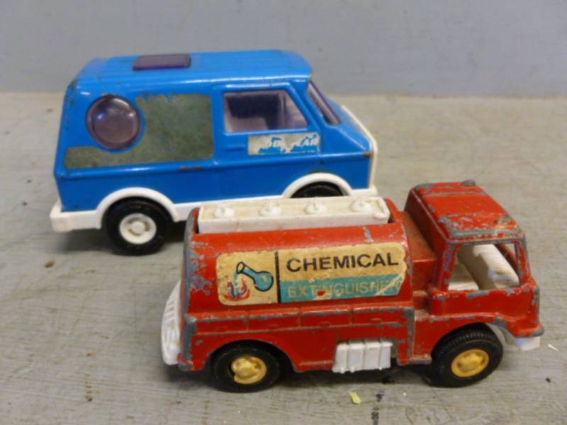 lot 102 image: Vintage Toys