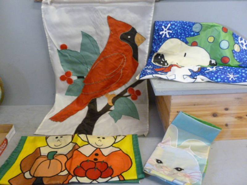 lot 105 image: Garden Flags