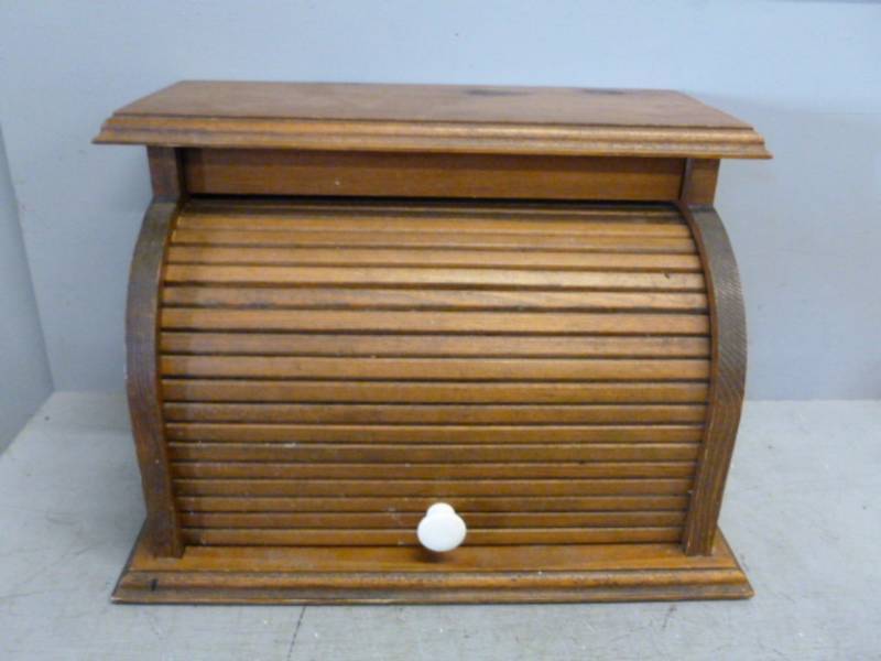 lot 116 image: Bread Box