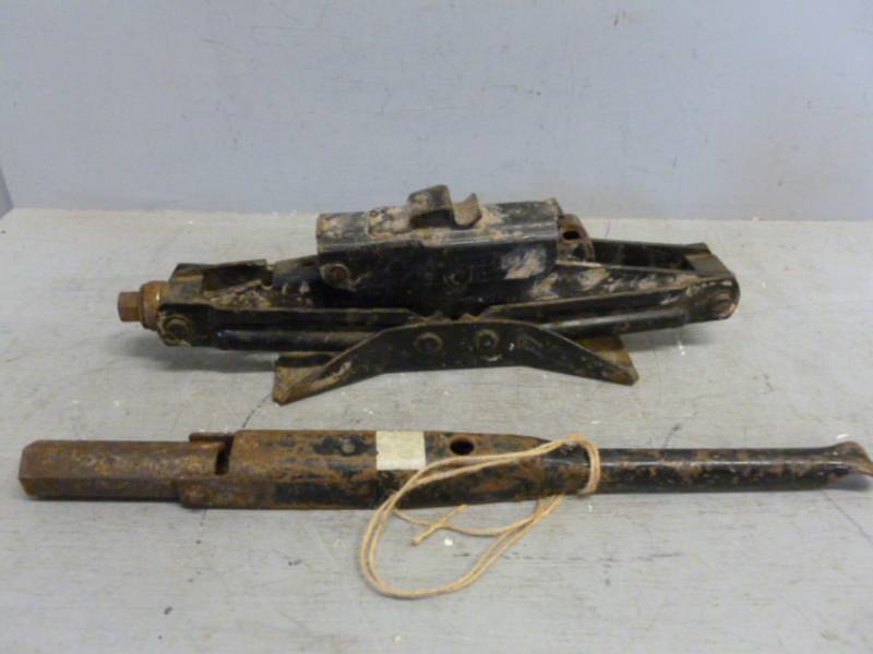 lot 128 image: Scissor Jack