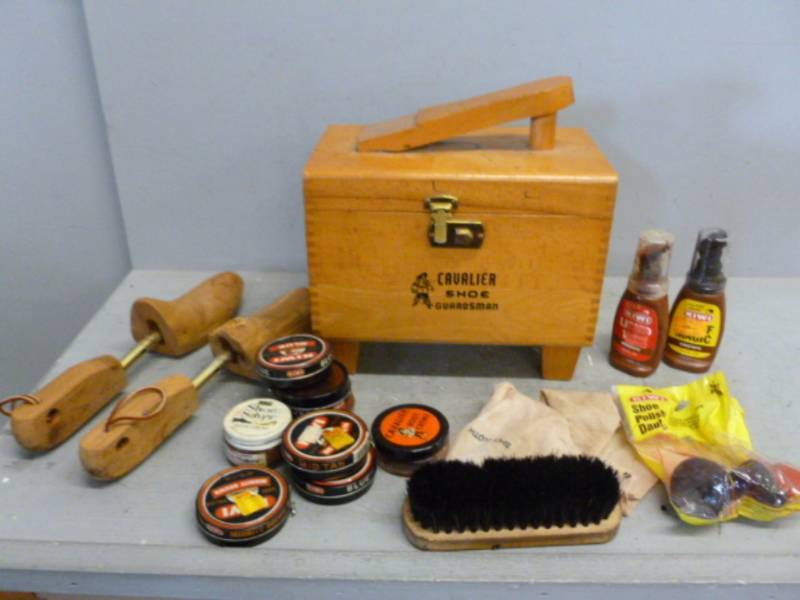 lot 129 image: Vintage Shoe Shine Kit