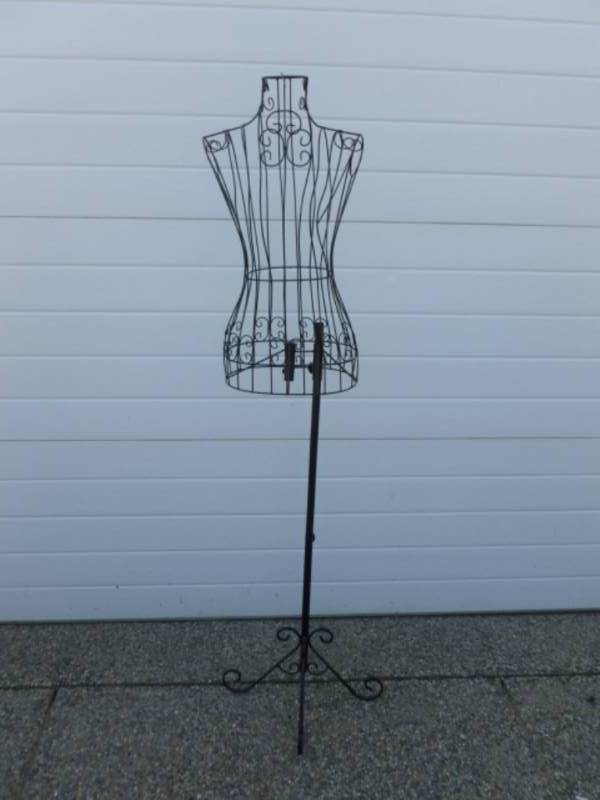 lot 134 image: Mannequin