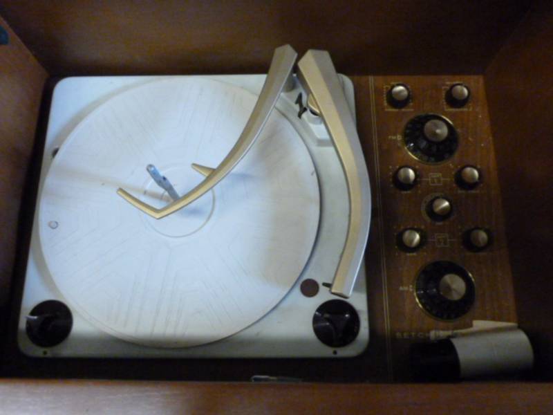 lot 165 image: Vintage Floor Radio