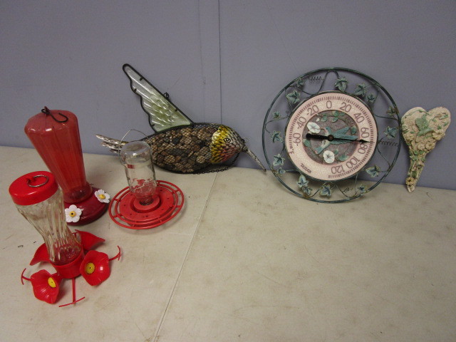lot 807 image: HUMMINGBIRD ART AND FEEDERS