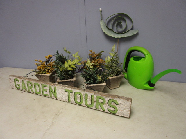 lot 809 image: PATIO ACCENT PIECES
