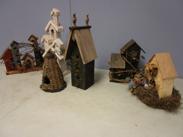 lot 810 image: DECORATIVE BIRDHOUSES