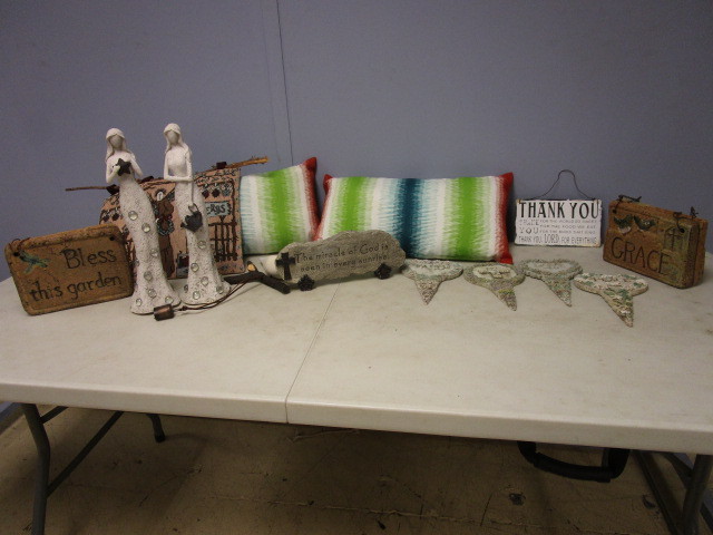 lot 813 image: STATUES, DEVOTIONAL GARDEN SIGNS AND MORE