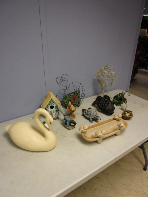 lot 821 image: BIRDS STATUARY, HANGING DECOR AND MORE