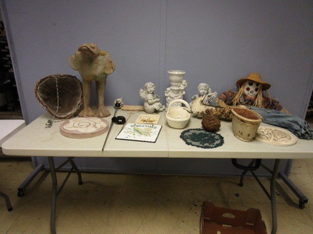 lot 827 image: GARDEN SIGNS, CHERUB STATUES AND MORE