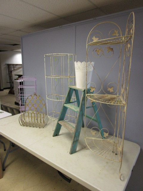 lot 828 image: DECORATIVE PATIO METAL WORK AND STEPLADDER