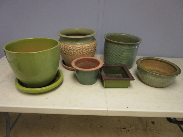 lot 832 image: GARDEN POTS