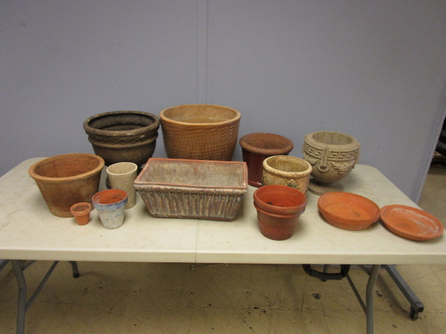 lot 833 image: PATIO POTS