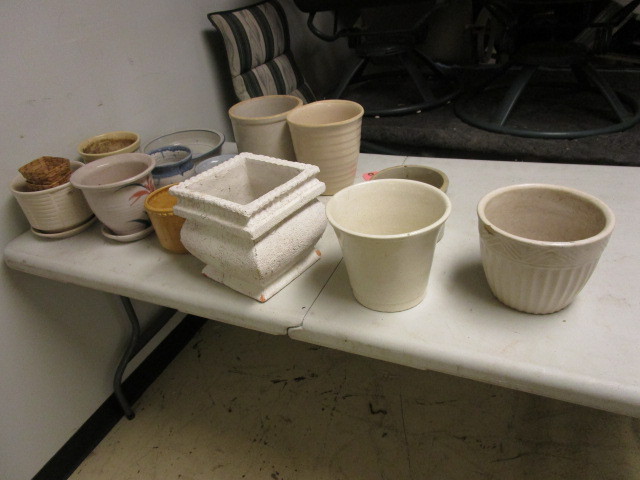 lot 834 image: GARDEN AND PATIO POTS