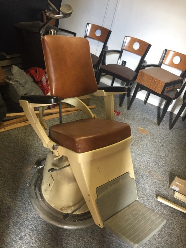 lot 4 image: Optometry Exam Chair
