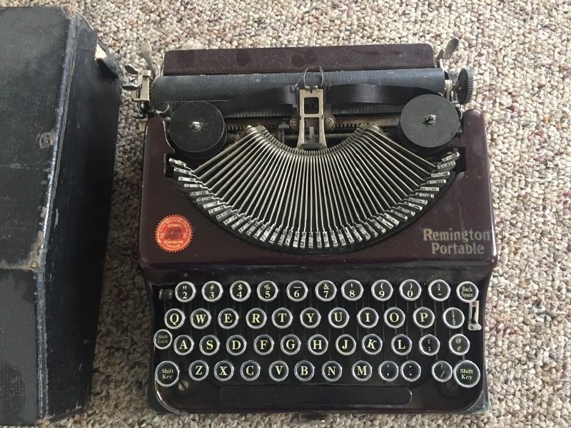 lot 6 image: Vintage Remington Portable Typewritter