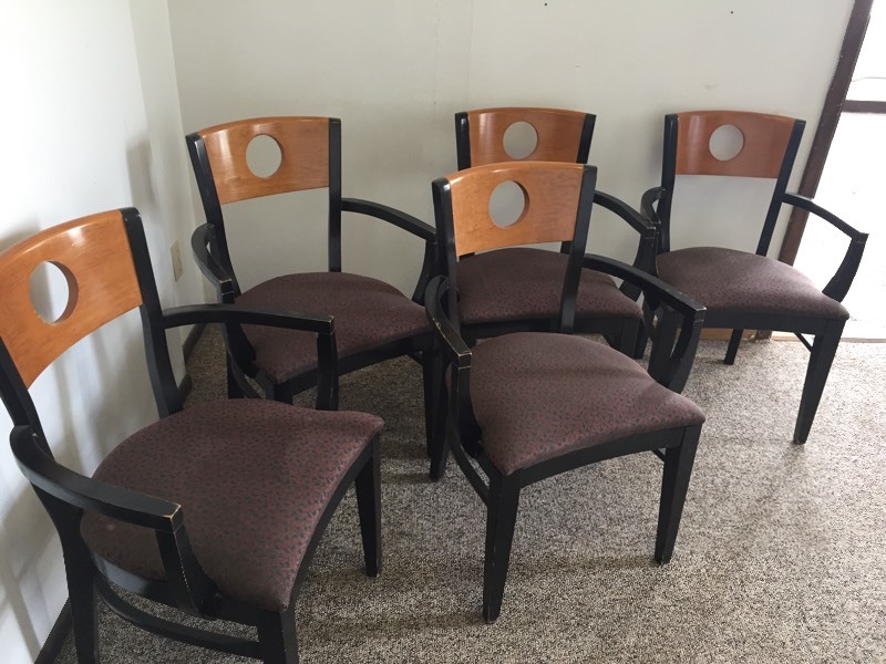 lot 23 image: 5 Padded Chairs With Armrests