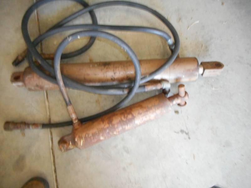 lot 7 image: Hydraulic Rams