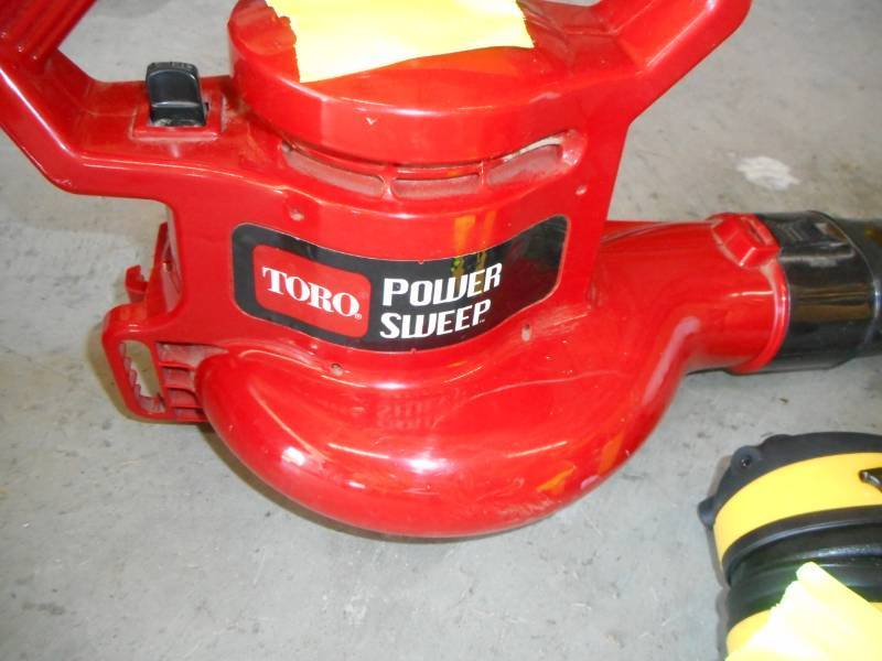 lot 19 image: Toro Power Sweep & AMFM Headphones