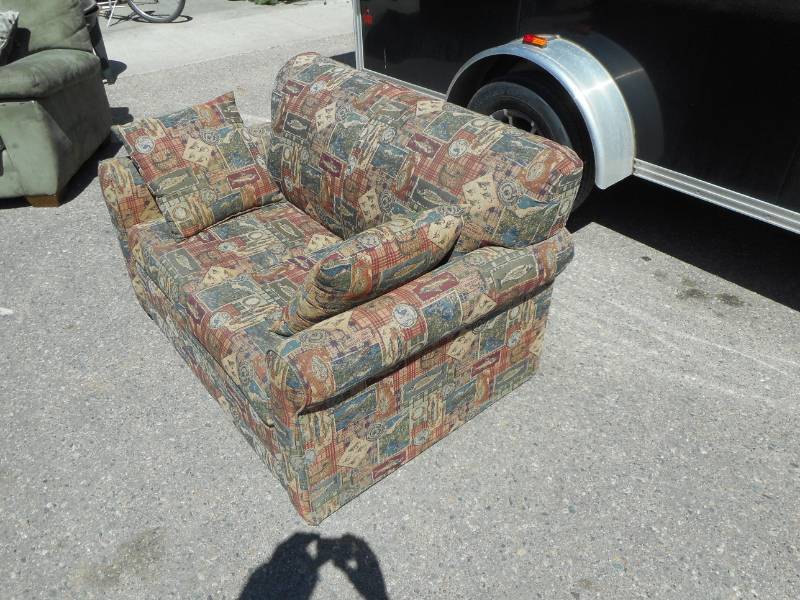 lot 6 image: Love Seat