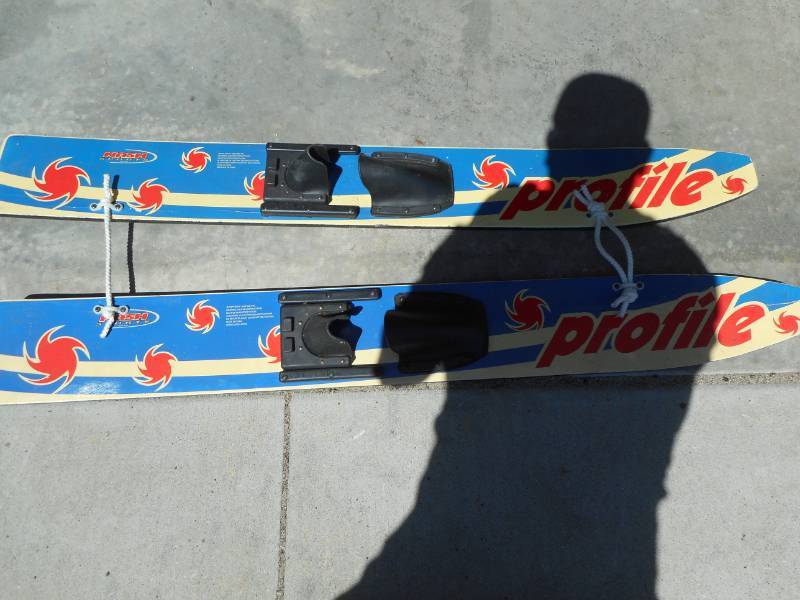 lot 14 image: Skis