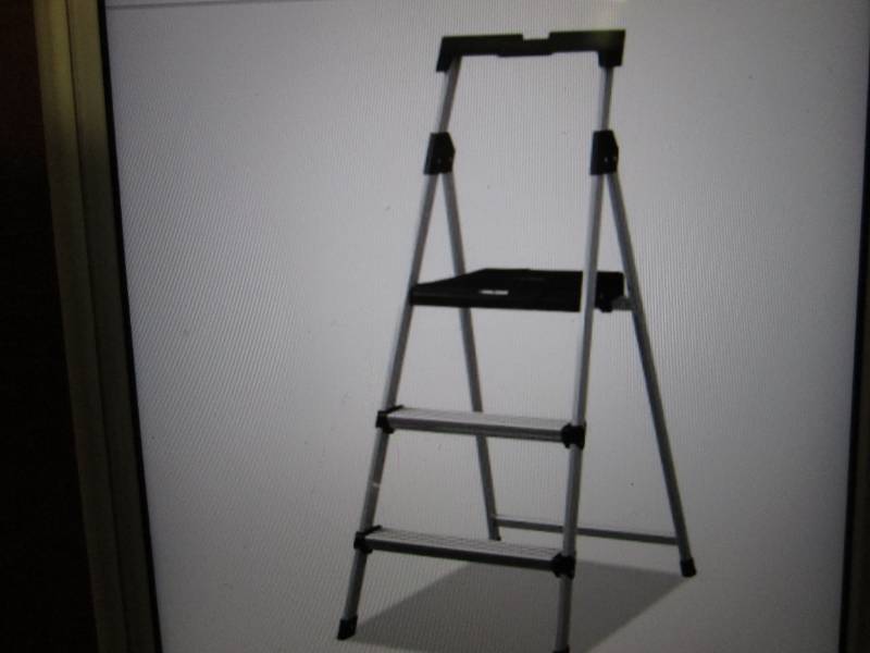 lot 22 image: Louisville Aluminum Step Stool open...