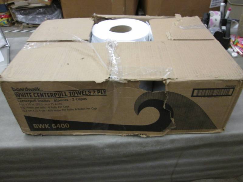 lot 29 image: Boardwalk White Centerpull Towels 2...