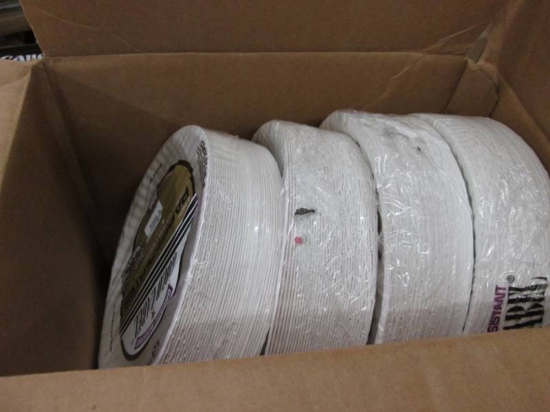 lot 43 image: 900 Gold Label 9 inch Paper Plates ...