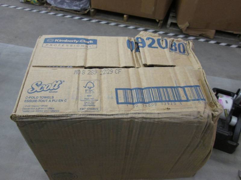 lot 57 image: Sl. Damaged Case Scott C-Fold Towel...