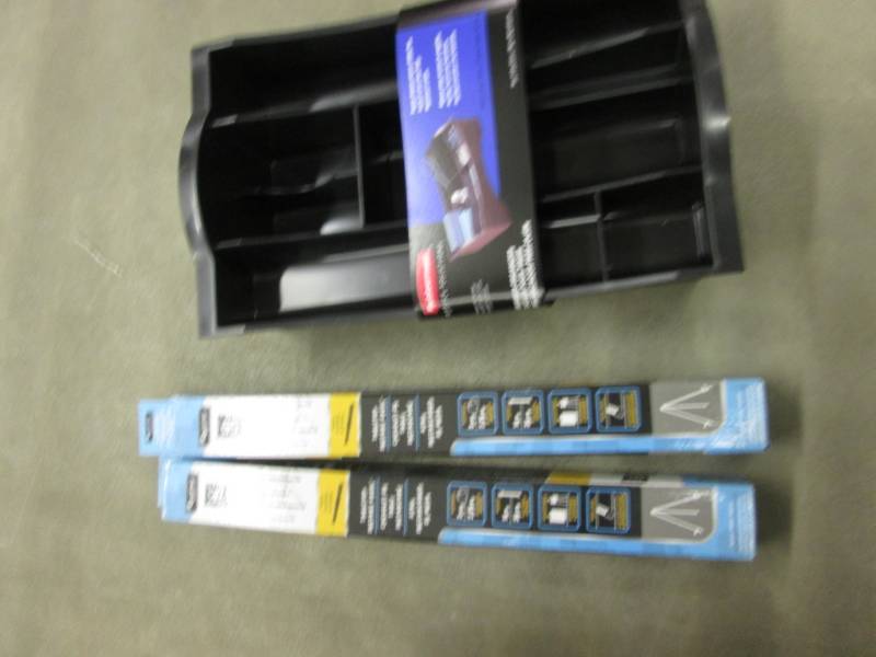 lot 128 image: Rubbermaid Drawer Organizer, 2 Quar...