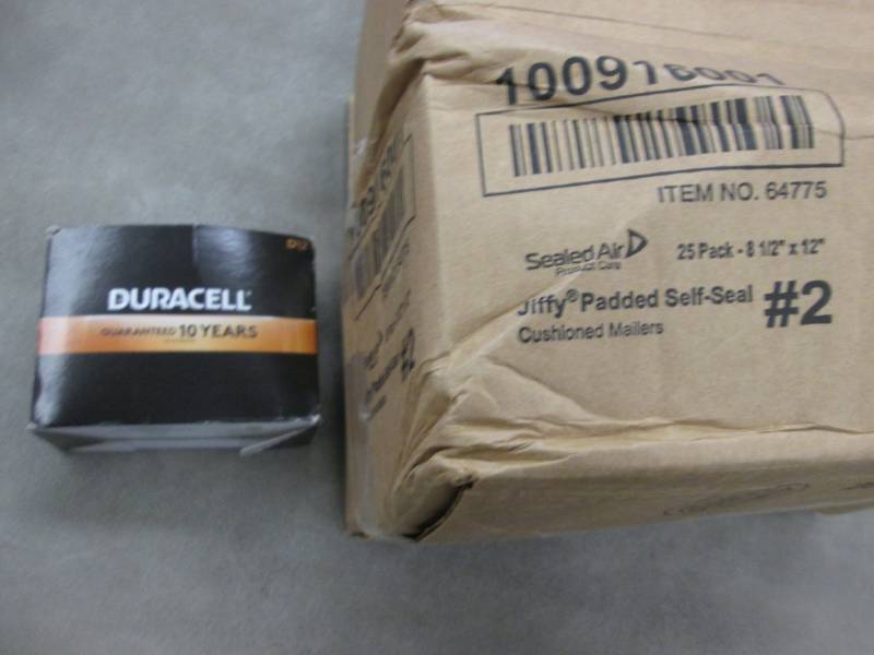lot 140 image: 25 Jiffy Padded Mailers #2, Duracel...