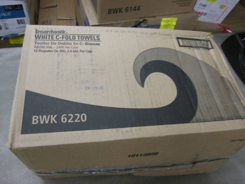 lot 195 image: Boardwalk White Cfold Towels 2400 c...