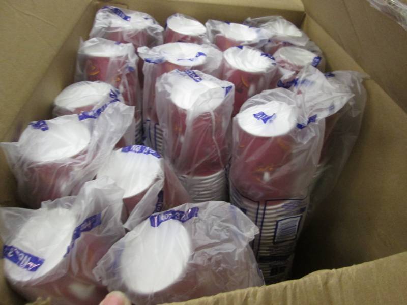 lot 197 image: Box of 800 Solo 10 oz Hot Cups...