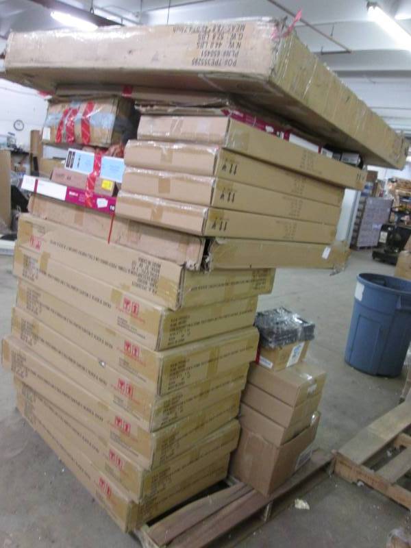 lot 238 image: Pallet Lot of Furniture Parts & Mis...