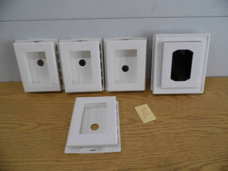 lot 10 image: 5 Pc Vinyl Siding Mounting Blocks